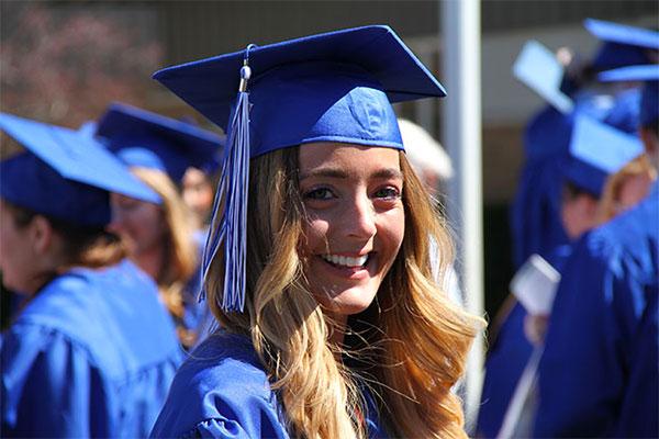 女毕业生，头戴蓝色毕业帽，身穿蓝色毕业袍
